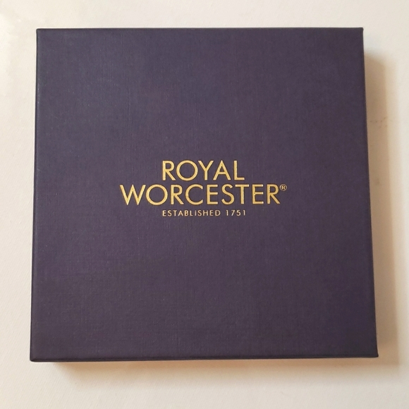 Royal Worcester Queen Elizabeth Diamond Jubilee round tray NWT - Picture 4 of 8